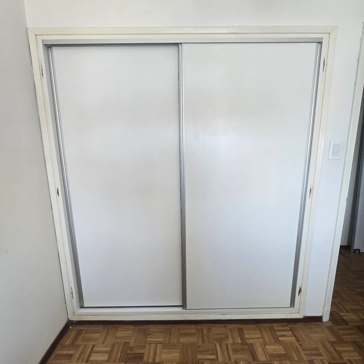 Placar Empotrado a Medida - Sistema Corredizo (2 Puertas, 3 Sectores)