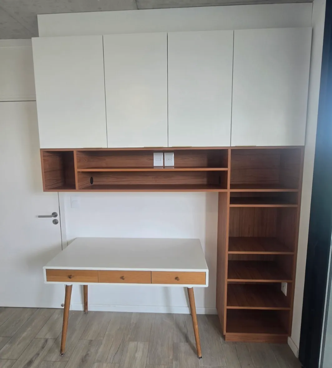 Combo de Guardado Aéreo - Módulo Blanco y Estante Madera